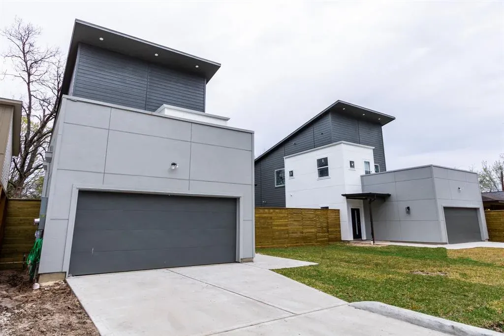 Modern homes with garages at Independence Heights